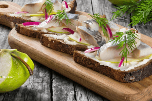 Закуска с селедкой: оригинальный рецепт к новогодним праздникам