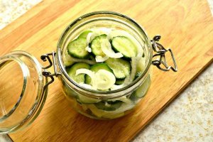 Все витамины на месте: "Сырой" салат из огурцов на зиму