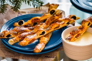 Слоеные палочки с вялеными томатами и оливками