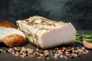 Мариноване сало з оцтом і цибулею (відео)