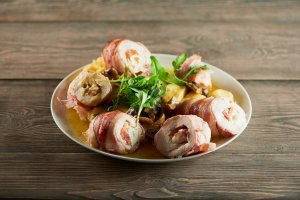 Куриный рулет с ветчиной и сыром