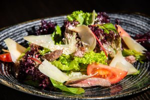 Теплый салат с телятиной (видео)