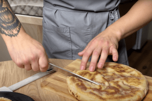 Хачапури с сыром на сковороде: ленивый рецепт (видео)
