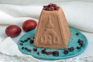 Творожная паска с вареной сгущенкой и вишней