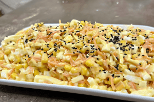 Салат с сыром-косичкой и кукурузой: рецепт современного блюда на Новый год (видео)