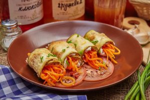 Рулетики из кабачков с морковью по-корейски
