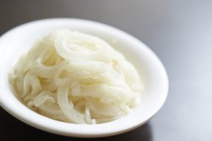 Маринованный лук с чесночной заправкой на кипящем масле — к шашлыку, в салат