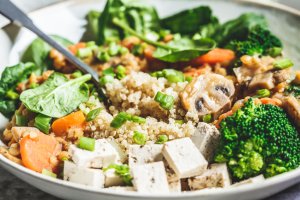 Вкусный салат с жареным тофу и брокколи