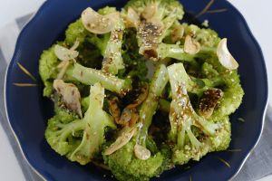 Салат из брокколи с чесночными чипсами