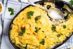 Риба в духовці під шубкою з овочів і сиру: простий та смачний рецепт (відео)