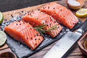 Семга, засоленная в маринаде из апельсиновой цедры и рома (видео)