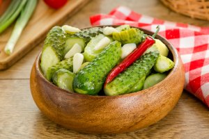 Мировая закрутка: соленые огурцы с корнем хрена