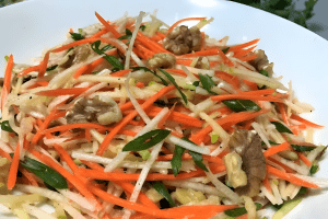 Салат из белой редьки и моркови.