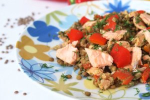 Чечевица с лососем