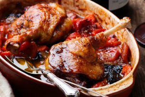 Тушеная утка с яблоками (видео)