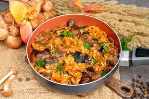 Тушеная капуста с грибами (видео)