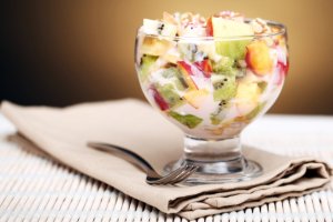 Блюдо за 15 минут: фруктовый салат с йогуртом и орехами