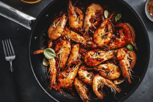 Креветки у томатному соусі (відео)