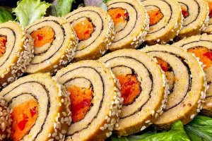 Новорічний рулет з індички з яскравою начинкою та ароматом спецій (відео)