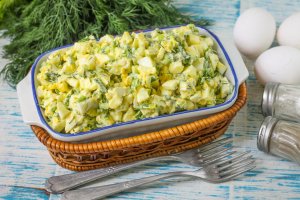 Салат из зеленого лука и яиц (видео)