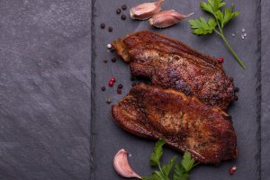 Дико вкусно: запеченная говядина в водочном маринаде