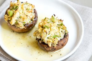 Грибы фаршированные гуакамоле