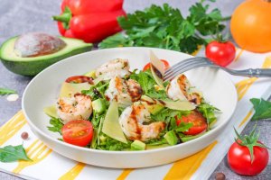 Салат с рукколой, креветками и авокадо