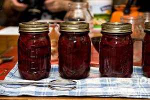 Маринованные помидоры со свеклой