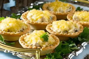 Тарталетки з куркою та грибами: класичний рецепт  для новорічного столу (відео)