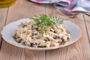 Праздничный салат с курицей и грибами