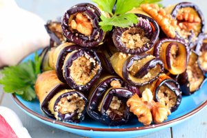 Рулеты из баклажанов (видео)