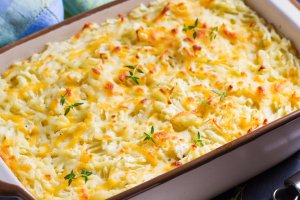 Запеченный картофель с фаршем и овощами: эффектное блюдо к праздничному столу (видео)