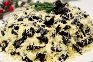 Салат з куркою та чорносливом зникне зі столу першим: як приготувати "Графські розвалини" на Новий рік (відео)