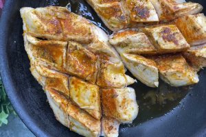 Сочная курица в сливочно-грибном соусе: новогодняя вкусность для праздничного стола (видео)