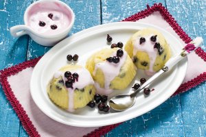 Порционные творожные  запеканки с черной смородиной