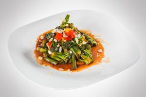 Салат с баклажанами и спаржей