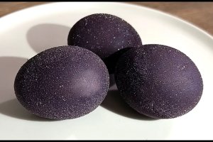 Великодні яйця, фарбовані у вині (відео)