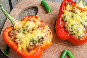 Фаршированные перцы с грибами и яйцом по-румынски