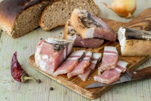 Як засолити сало сухим способом