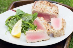 Тунец в кунжутной панировке с гарниром из шпината