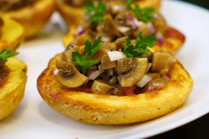 Картофельные лодочки с маринованными грибами и беконом: рецепт сытной закуски на Новый год (видео)