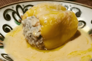 Фаршированный перец в сметанном соусе