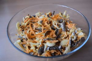 Салат из сердца с луком и морковью