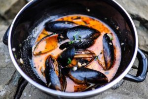 Мидии в шафранном соусе