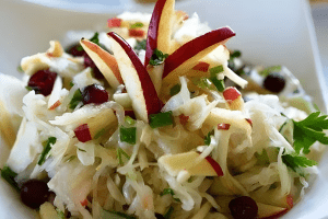 Салат из капусты с яблоком и сельдереем