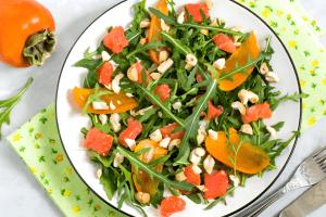 Салат з лососем та хурмою