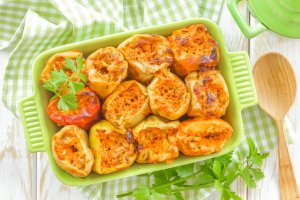 Фаршированный перец с копчеными колбасками - и ужин будет вкусным!