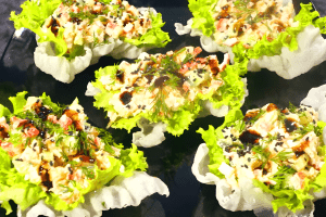 Човники з крабовими паличками та креветками: рецепт новорічної закуски (відео)