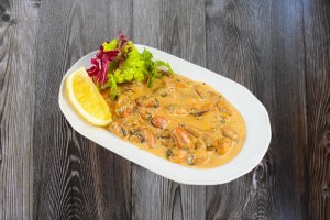 Мідії з овочами у вершковому соусі (відео)