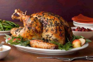 Фаршированная индейка к праздникам: нежная, ароматная и незабываемо вкусная (видео)